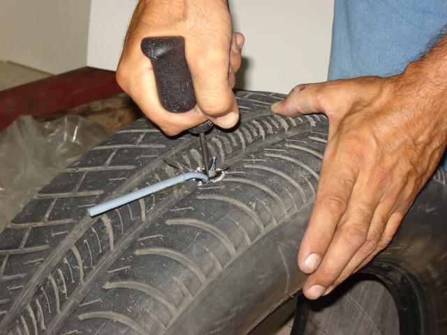 Набор для ремонта бескамерных шин: как заклеить боковой порез своими руками