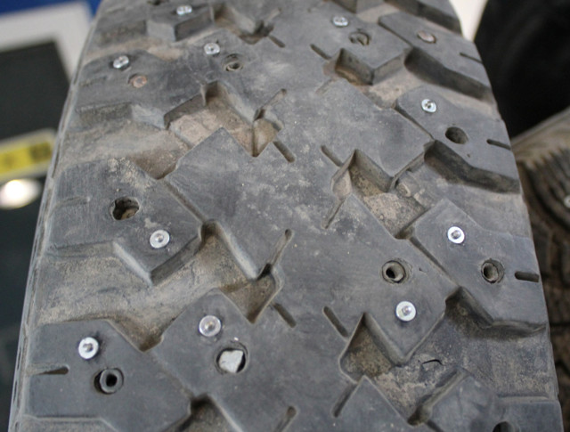Ошиповка зимних шин: ремонтные шипы для зимней резины, дошиповка колес