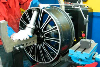 Прокатка литых дисков: можно ли прокатать и покрасить колесные диски, раскатка