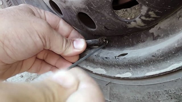 Вентиль для бескамерных шин автомобильных колес, как удалить из ниппеля