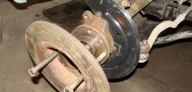 Шпилька колеса: ее замена на ступице переднего и заднего колеса Урал 4320 и УАЗ