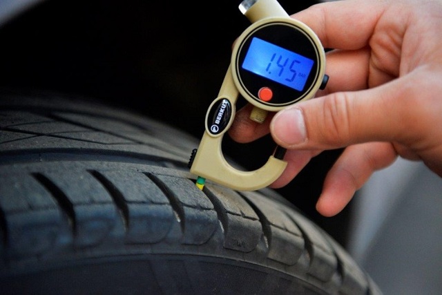 Манометр для измерения давления в шинах автомобиля, электронный прибор .