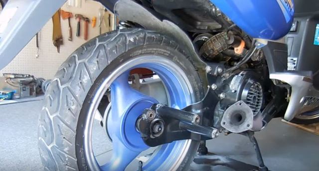 Как снять заднее колесо на скутере, как разбортировать переднее колесо скутера