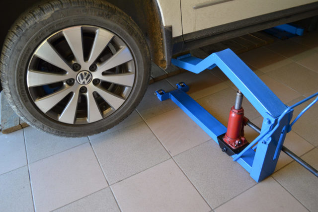 Как пользоваться домкратом: как правильно ставить под машину, как опускать