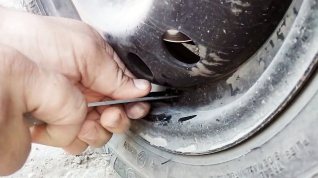 Вентиль для бескамерных шин автомобильных колес, как удалить из ниппеля